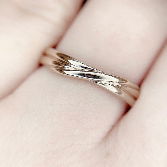 Men'sの結婚指輪サンプルです。PRIMUSオリジナルゴールドのシャンパンゴールドを使用しています。