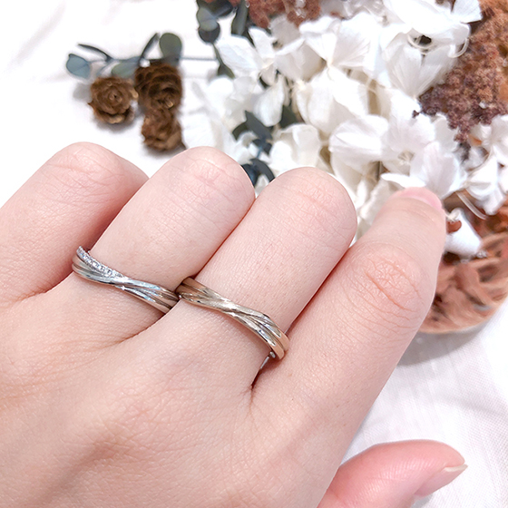 ボリューム感がありながらも中心に向かって絞られた結婚指輪。お指を美しく見せてくれるデザインです。