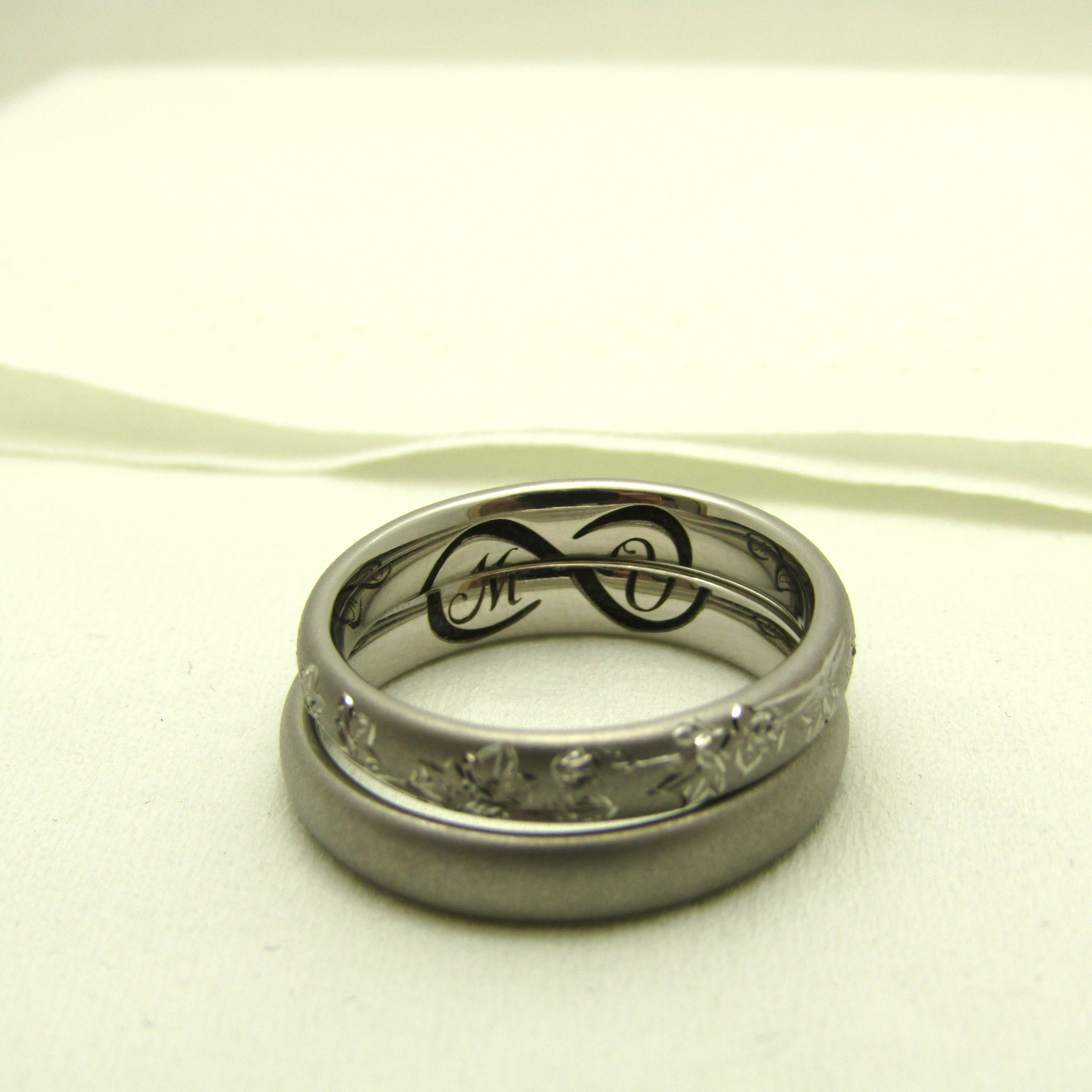 >お二人のこだわりが詰まったデザイン・刻印が素敵。お二人だけの大切な結婚指輪です♡