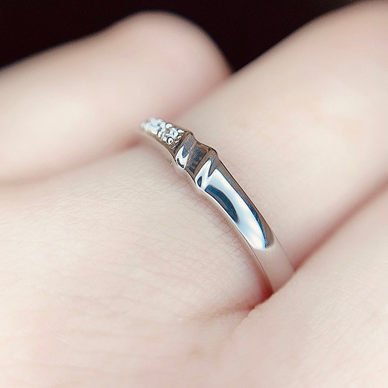 片面はシンプルなデザインなので、毎日身に着ける結婚指輪として相応しいデザインです。