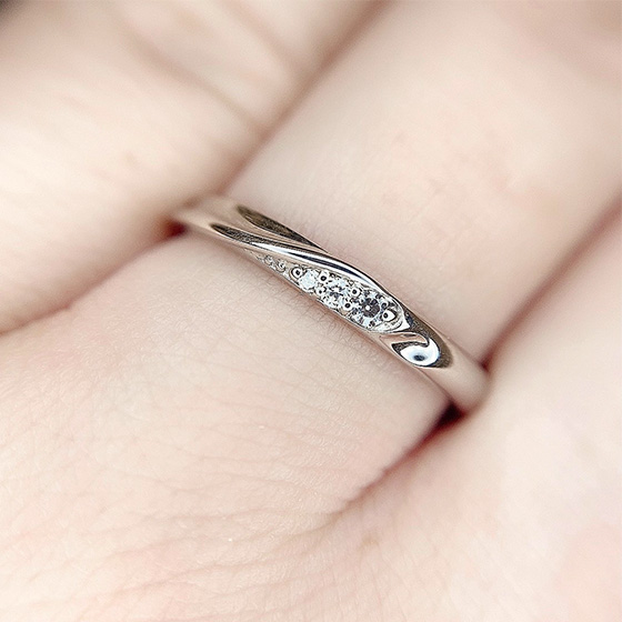 ダイヤモンドのグラデーションが美しい結婚指輪です。