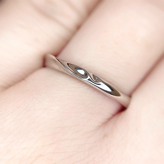 Men'sの結婚指輪です。シンプルな形状の中にも重ねるとハートが浮かび上がるデザインが施されています。