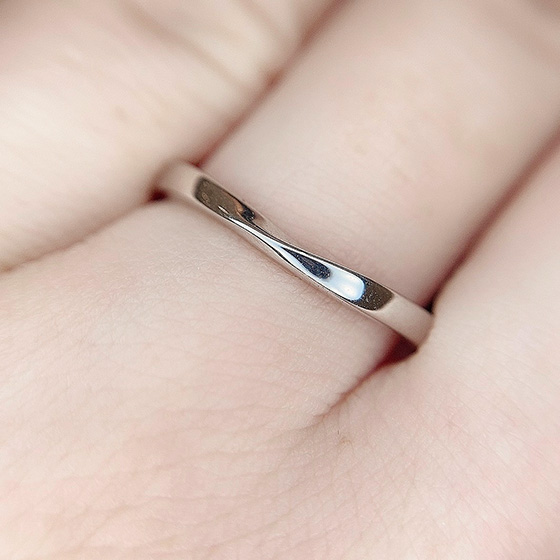 指を細く見せてくれるV字（U字）のラインの結婚指輪です。