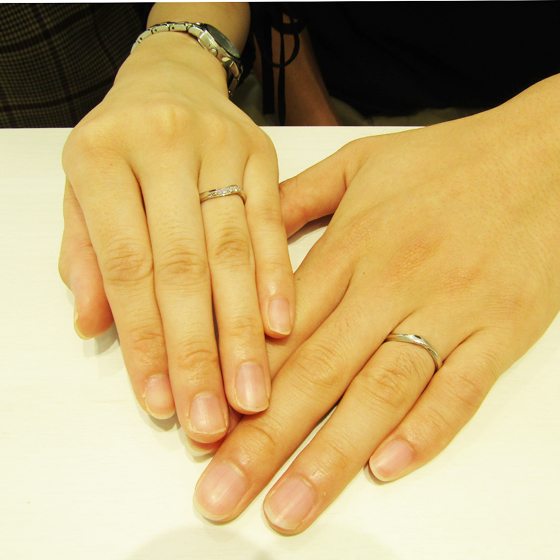>とっても綺麗なお二人のお指にぴったりな結婚指輪！