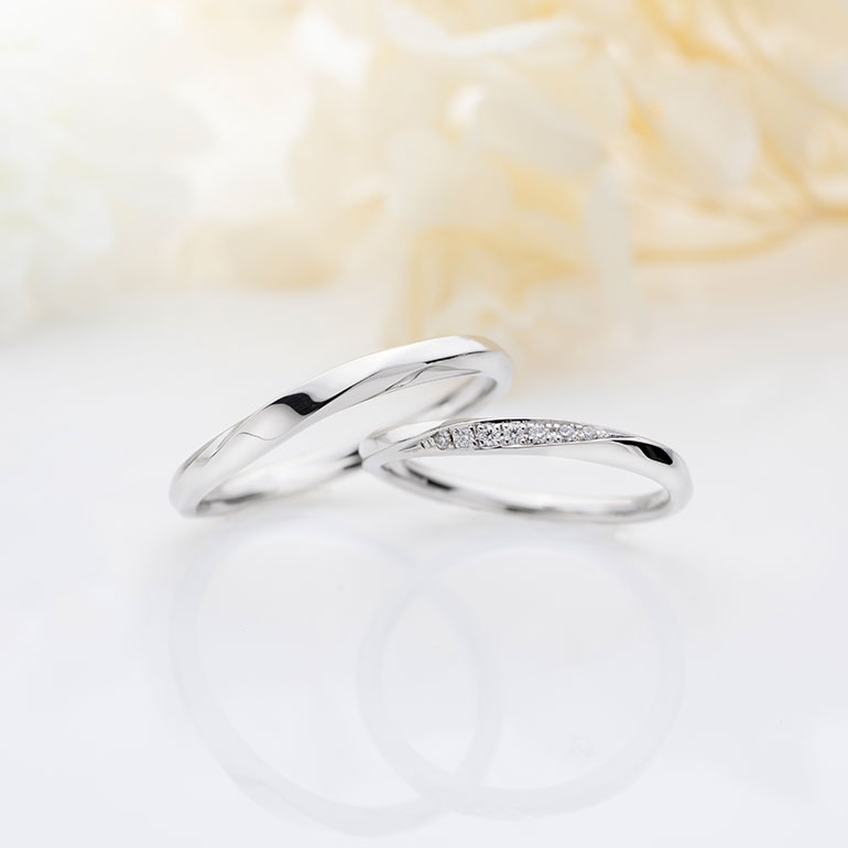 限りなくストレートラインに近い緩やかなカーブが人気の結婚指輪です。カーブラインに沿って施されたエッジ加工がよりデザインに動きを与え指を綺麗に魅せてくれます。