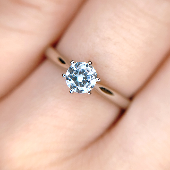 一粒石「ソリティアリング」は多くの女性が憧れる婚約指輪デザインです。