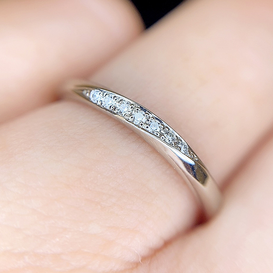 リング幅いっぱいに留めれたダイヤモンドはハートアンドキューピットの上質な輝きを楽しめます。