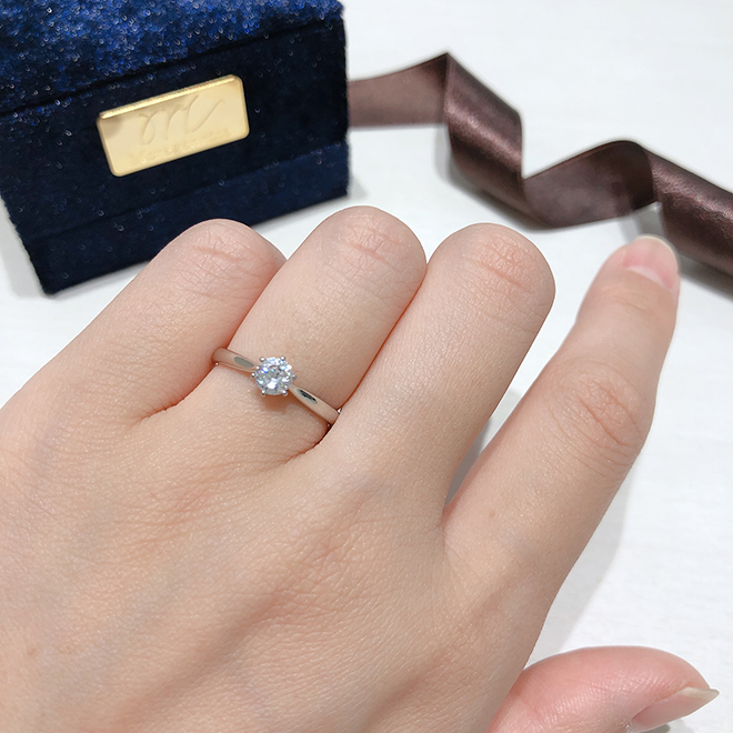 シンプルな婚約指輪は時代を問わず愛されるデザインです。生涯変わることのない愛の証として輝きを放ちます。