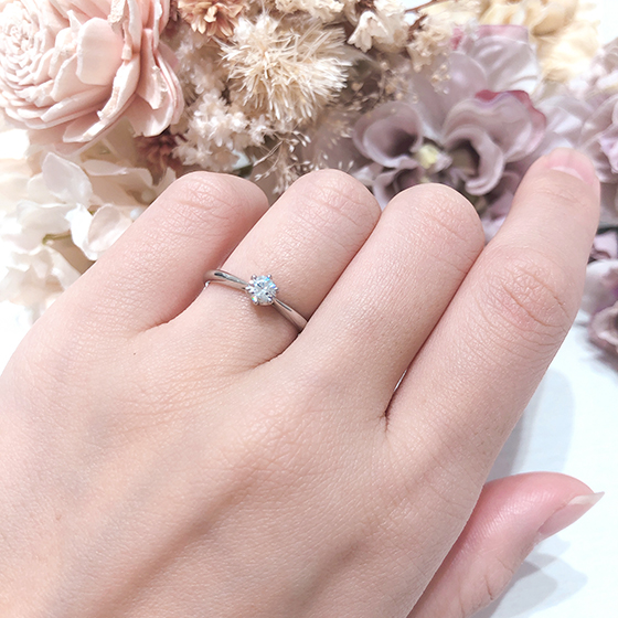 王道のソリティアタイプの婚約指輪。細部まで拘り抜かれたデザインにより主役のダイヤモンドが引き立ちます。