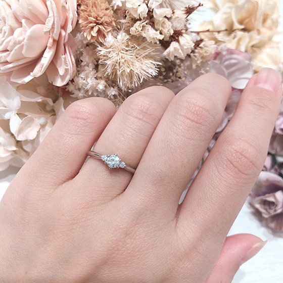 両サイドのメレダイヤモンドにハート＆キューピッドを使用。高品質なプラチナ950の婚約指輪です。