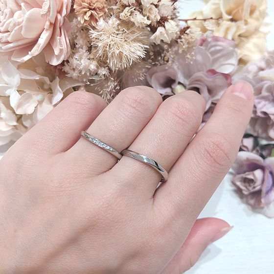 程よいボリュームの結婚指輪で、人気の高いデザインです。自然な曲線は日本人の手によく馴染みます。