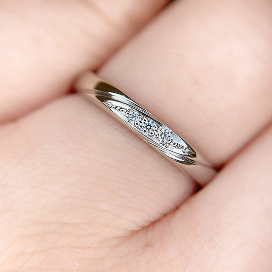 ストレートラインに斜めのラインを施した人気の結婚指輪です。