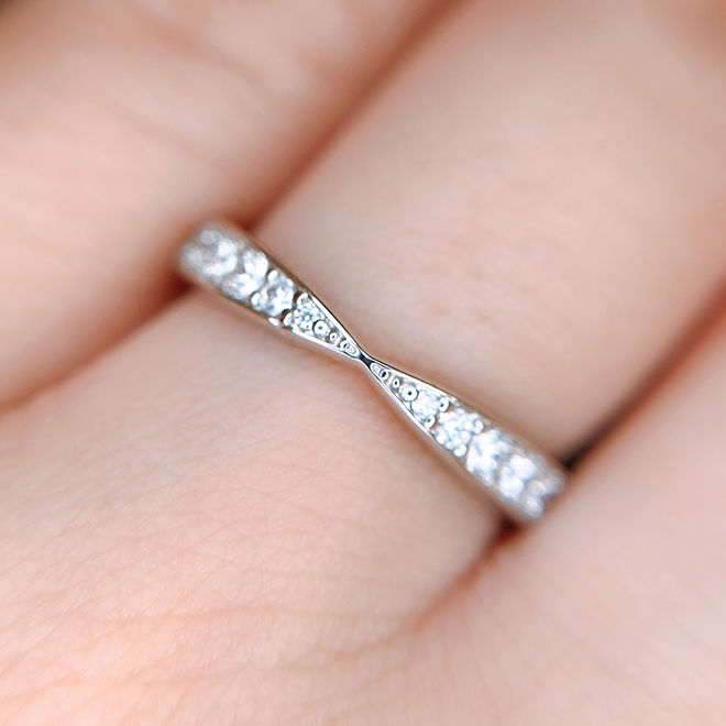 彫り留めという技法を用いて全面に敷き詰められたダイヤモンドが煌めく結婚指輪です。