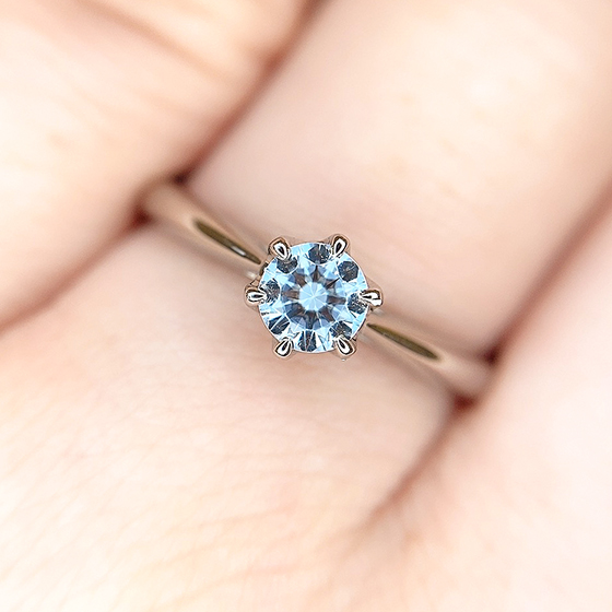 シンプルな6本縦爪ストレートラインの婚約指輪。サプライズの婚約指輪にも圧倒的人気を誇るデザインです。