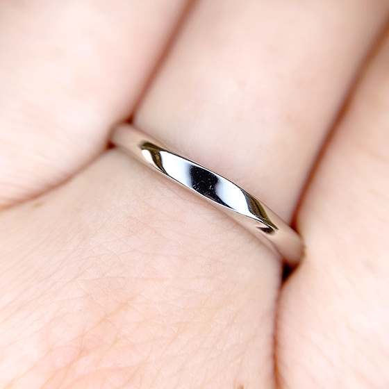 男性がつけていただきやすようにデザインされた結婚指輪。