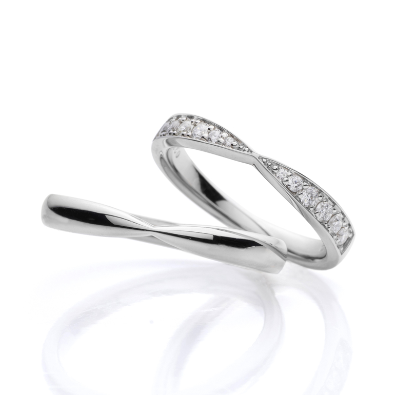 センターに絞ったデザインが可愛らしい結婚指輪。lady'sリングにはダイヤモンドを華やかにセット。men'sリングは丸みを付け優しい印象に仕上げました。