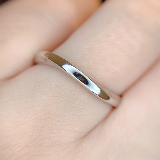 menｓリングはウェーブラインが美しく際立つ結婚指輪。サイドのエッジ加工がおしゃれ。