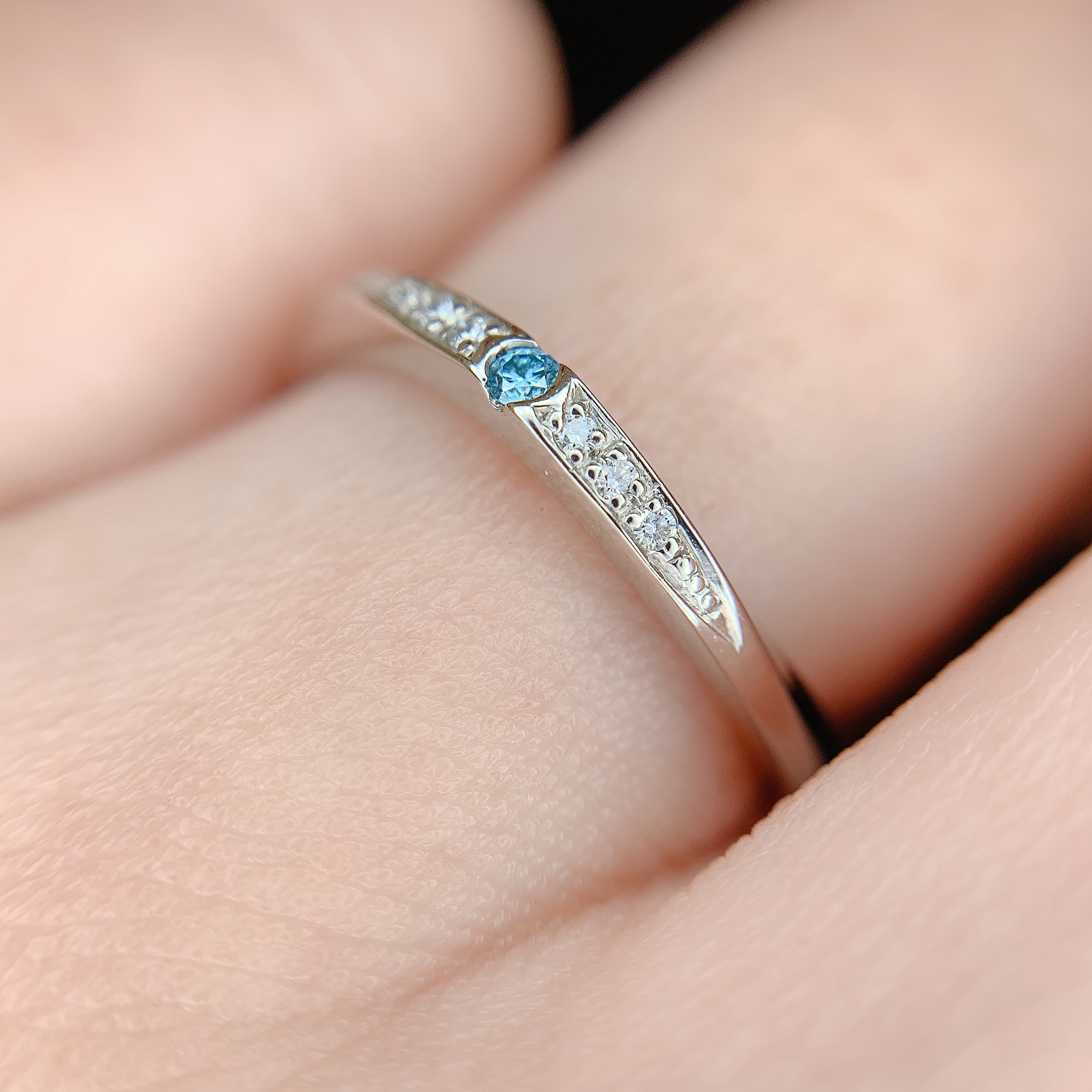 センターに集まったメレダイヤモンドが華やかな結婚指輪。指が細い方におすすめのデザインです。