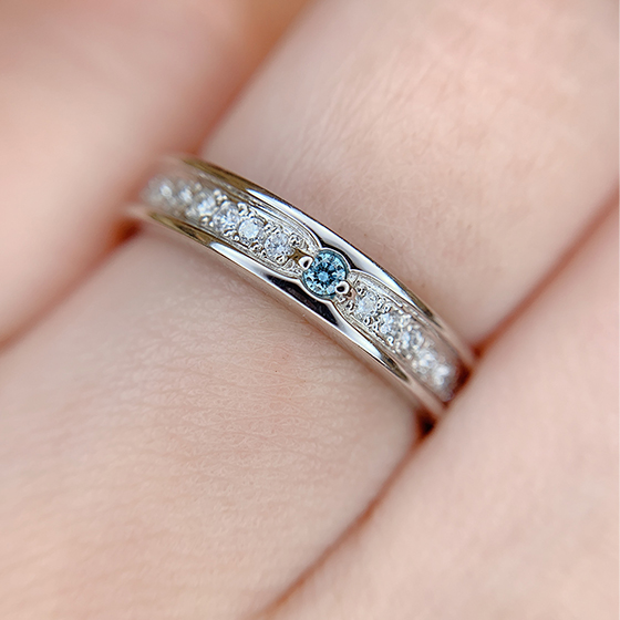 無色透明で高品質なダイヤモンドから生まれるアイスブルーの輝きを楽しむことが出来ます。