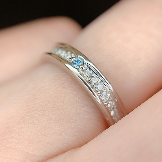 段差部分にダイヤモンドがセットされているので結婚指輪として日常使いしやすいデザイン設計です。