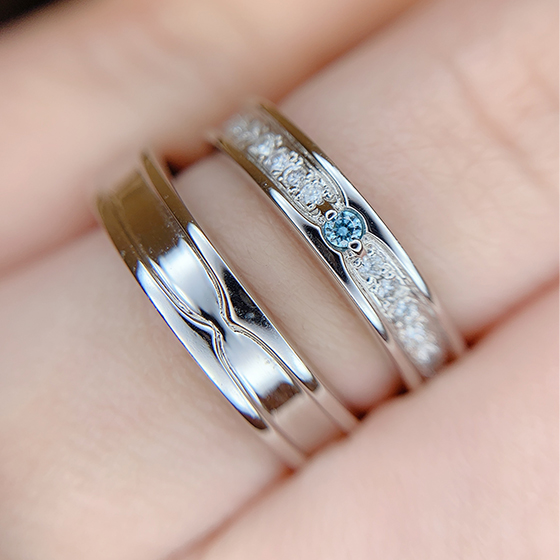 Men'sリングは4.0㎜幅のボリュームある結婚指輪です。Lady'sデザインは3.5㎜幅なので存在感抜群、華やかな結婚指輪です。