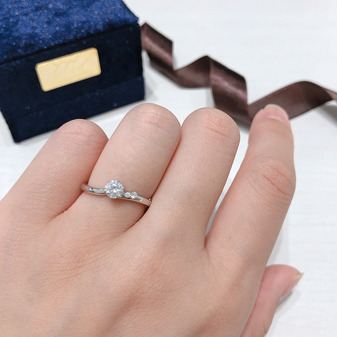 2石の異なる大きさのメレダイヤモンドが可愛らしい印象の婚約指輪です。