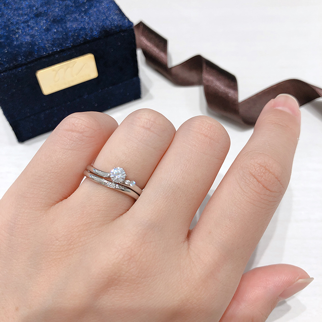 結婚指輪との重ね付けもピッタリなデザインです。細身のデザインなら重ね付けも派手すぎず楽しむことが出来ます。