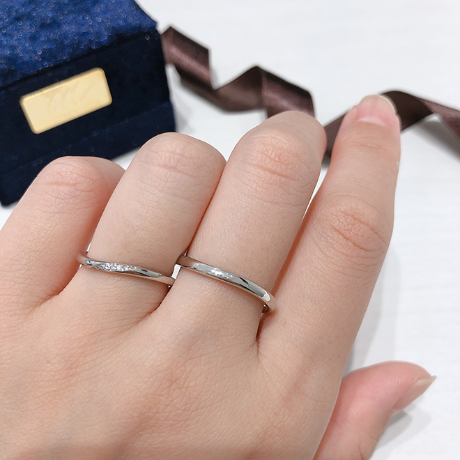 緩やかなウェーブラインが手のラインに沿う結婚指輪です。