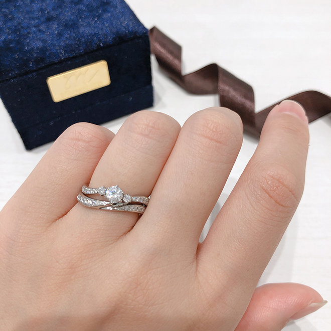 同じカーブラインがセット感溢れる婚約指輪と結婚指輪の組み合わせです。