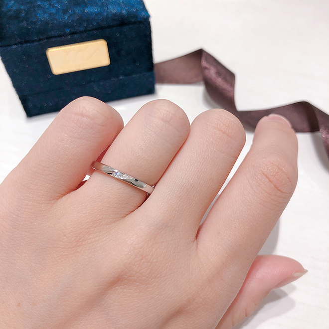正統派ストレートの中に手の形の流れに沿った3石のダイヤモンドが可愛らしい結婚指輪です。
