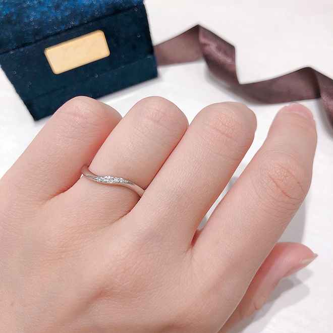 強めのカーブラインが大人っぽい雰囲気のある結婚指輪です。細身なデザインも人気の秘密。