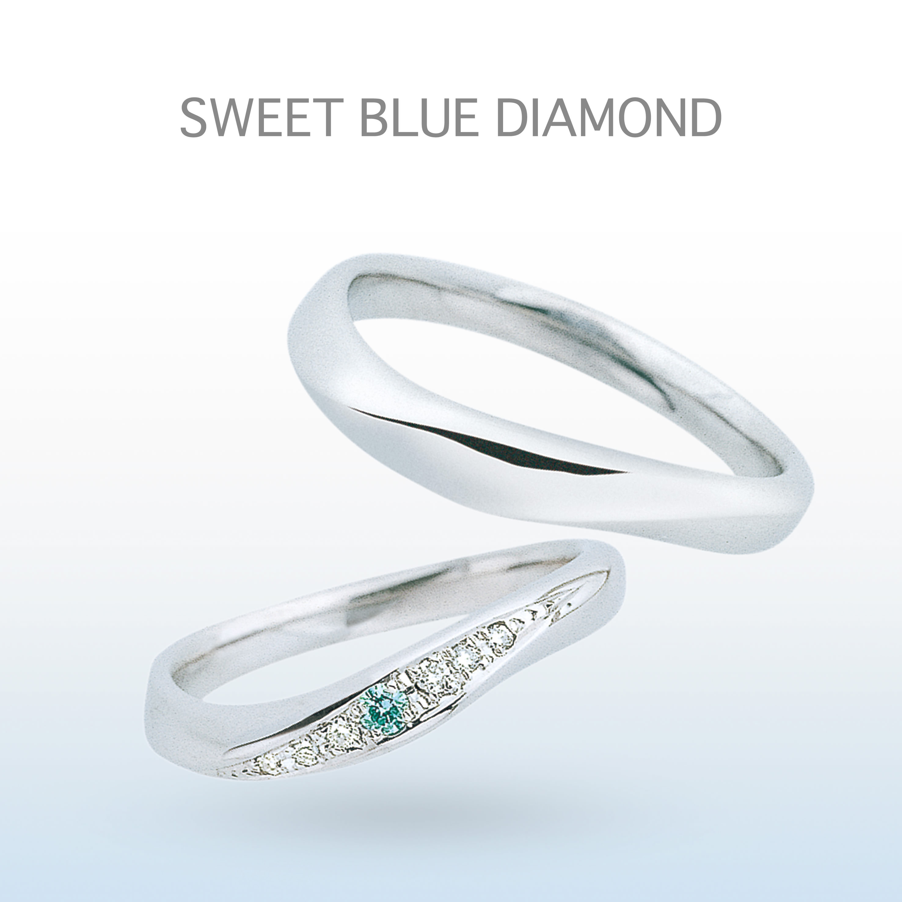 人気の斜めにダイヤモンドが留められたデザイン。ブルーのダイヤモンドが爽やかな印象に。