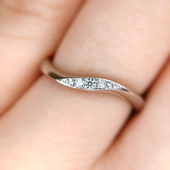 計5石のダイヤモンドが可愛らしく輝き手元を明るく魅せてくれる。