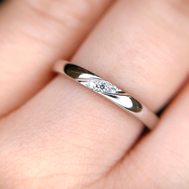 多すぎず少なすぎないダイヤモンドが毎日身に着ける結婚指輪として最適のデザインです。