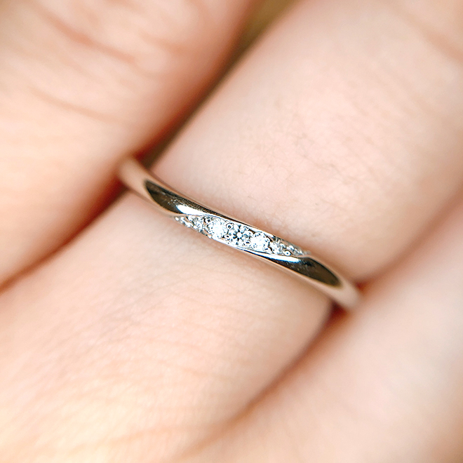グラデーションに留められたダイヤモンドが美しい結婚指輪。