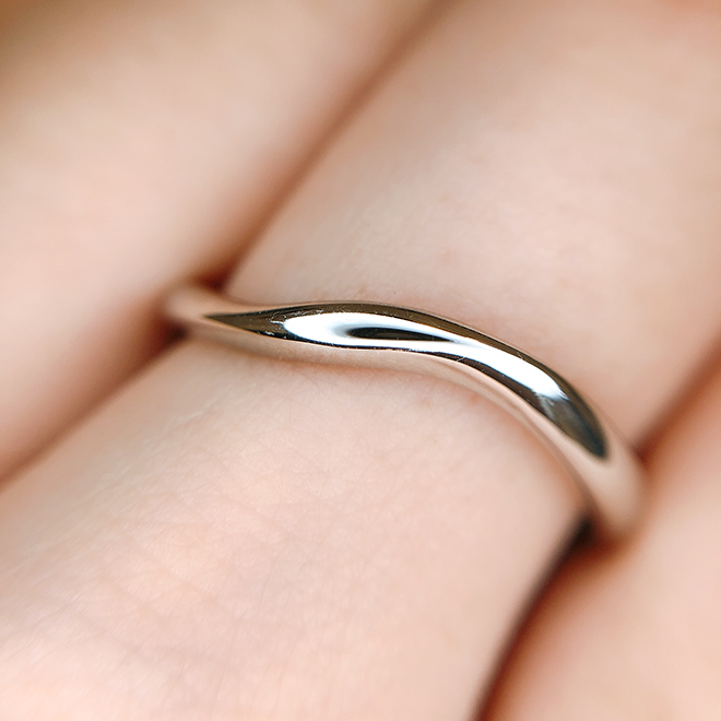 どの角度からみても滑らかさがある形状の結婚指輪です。