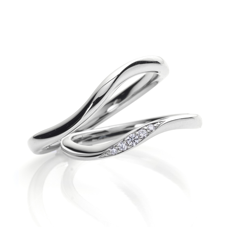 人気のウェーブラインの結婚指輪。流れるラインに合わせてダイヤモンドを5P華やかにセットしました。