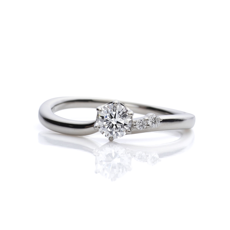 細身の結婚指輪。コロンと丸みのある形状と優しくカーブされたラインが優しく指に馴染みます。
