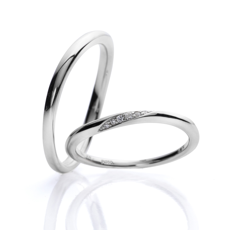 片側にポイントをおいたデザインが可愛らしい婚約指輪。流れるラインがダイヤモンドの輝きをより美しく演出します。