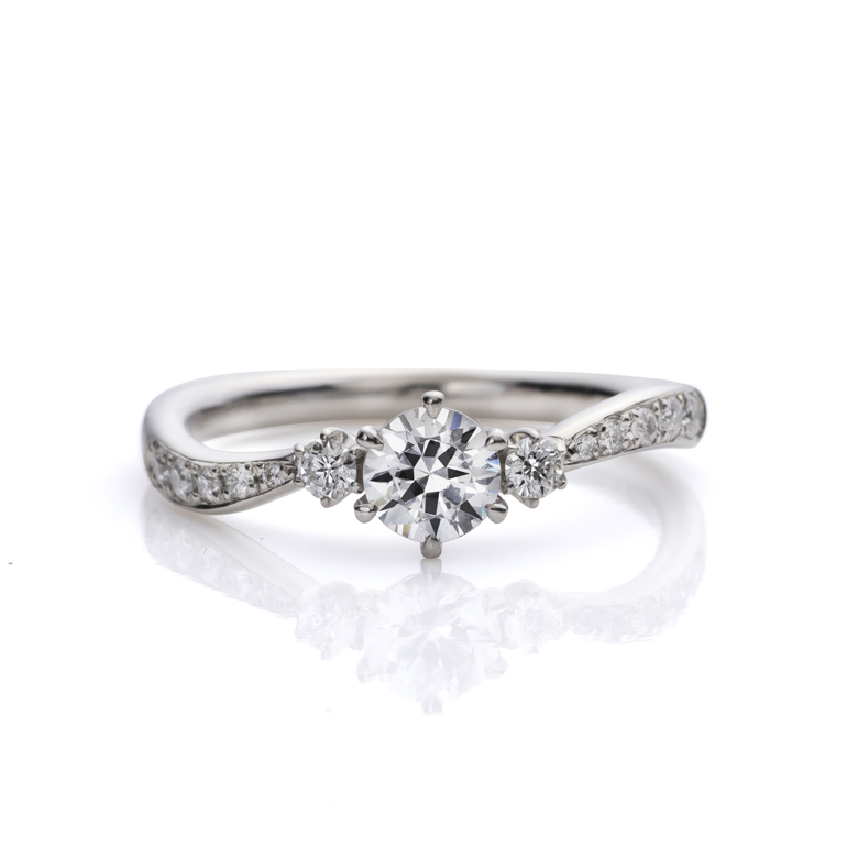 ウェーブラインが美しい婚約指輪。サイドにセットされたメレダイヤモンドが可愛らしさとゴージャスさを上手く演出しています。