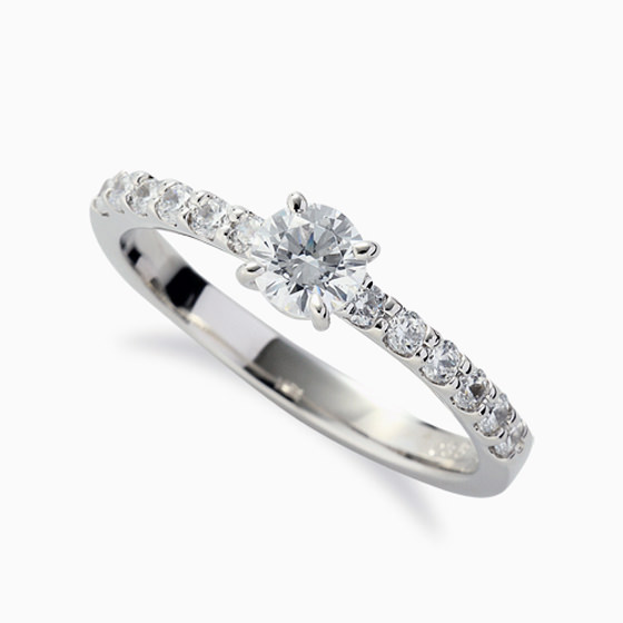 細身の指輪にダイヤモンドが一連に連なったエタニティータイプの婚約指輪。細身のためゴージャス過ぎずに華やかさをお楽しみ頂けます。