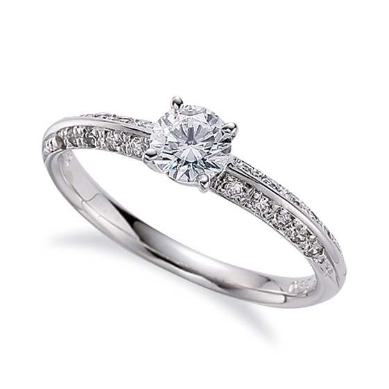 ダイヤモンドがアームに敷き詰められた贅沢な雰囲気の婚約指輪です。