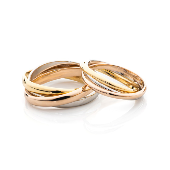 3色の異なる素材が重なり合う華やかな結婚指輪です。