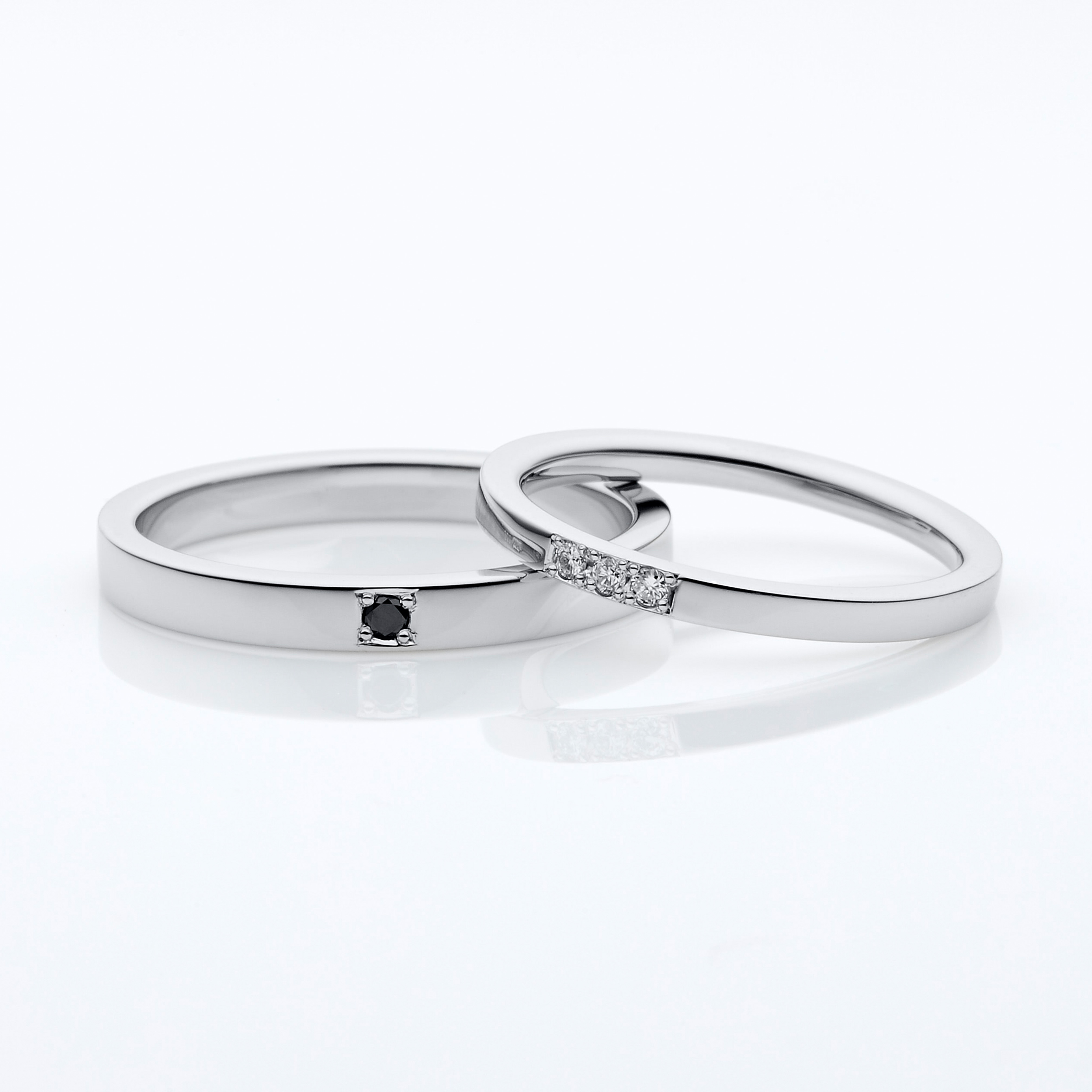 シンプルなデザインにそれぞれワンポイント留められたダイヤモンドがお洒落な結婚指輪です。