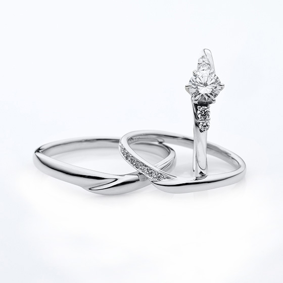 シンプルな婚約指輪と華やかな結婚指輪が相性抜群のセットリングです。