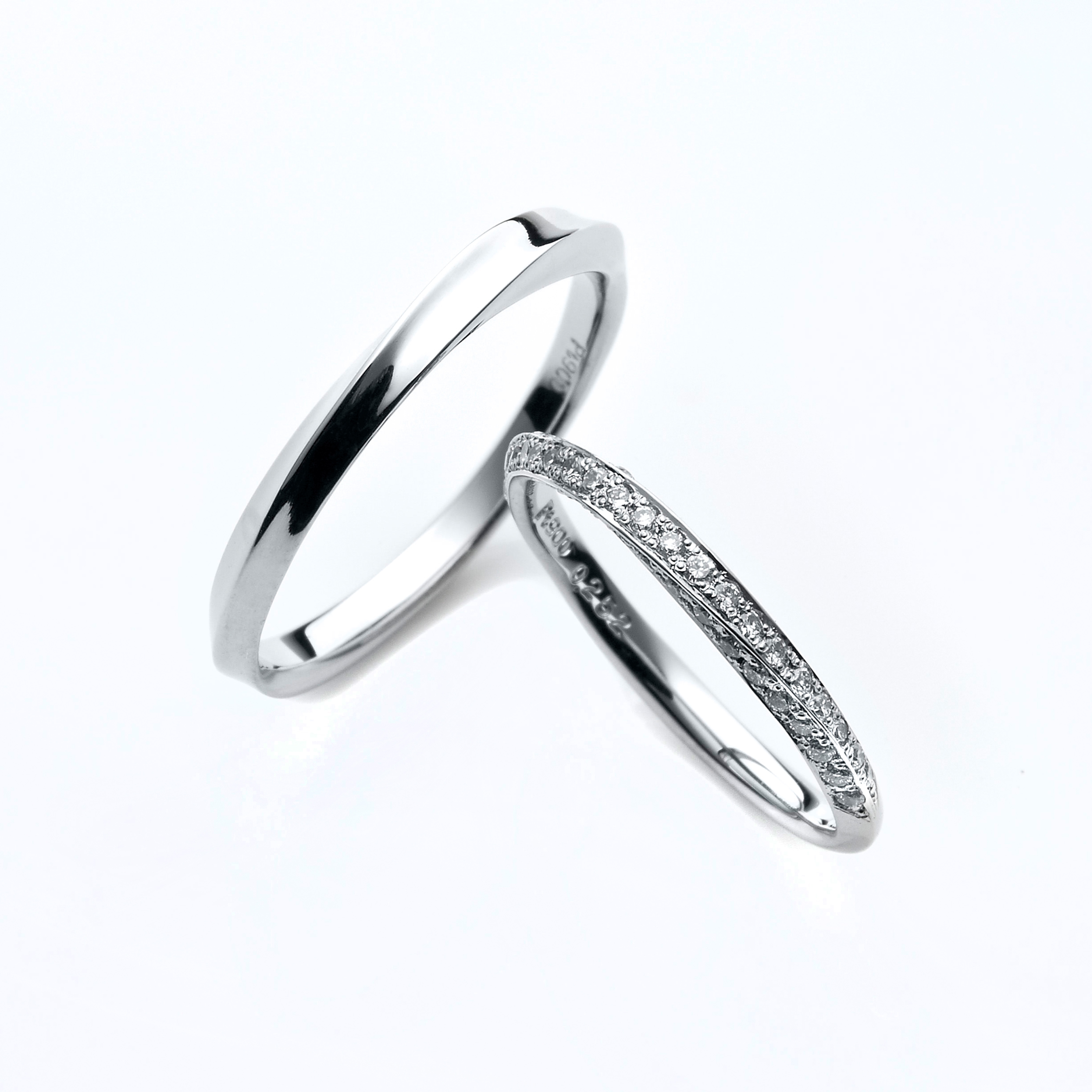 どの角度から見ても華やかで、敷き詰められたダイヤモンドが美しい結婚指輪です。