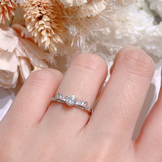 婚約指輪と結婚指輪を重ねた時にできる透かしがよりキュートな印象になります。