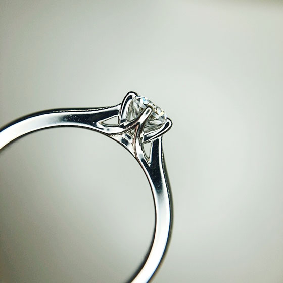 側面はシンプル×スタイリッシュなデザイン。ダイヤモンドをより美しく輝かせるように、高めにセッティングされています。