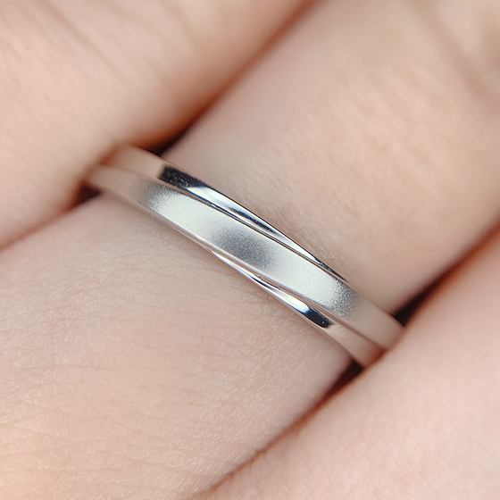 男性用の結婚指輪は平打ちの形状でよりシャープにカッコよく仕上げました。