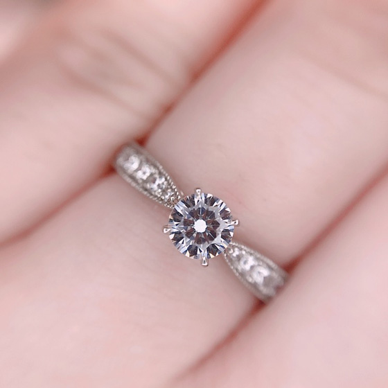 大粒ダイヤモンドに向かって細くデザインされたアームは、ダイヤモンドをより大きく見せる効果があります。